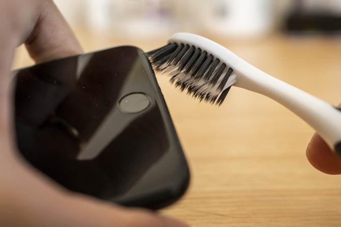 Čišćenje iPhone mikrofona i zvučnika četkicom za zube