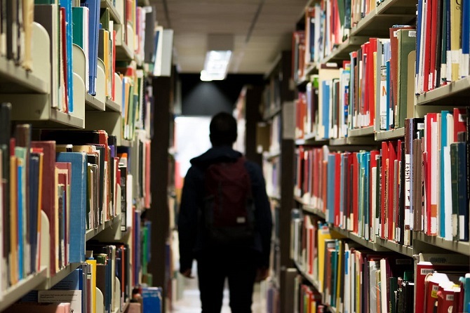 student u knjižnici