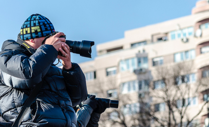 čovjek fotograf zimi