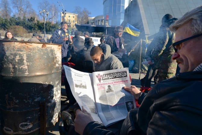 Čovjek čita novine otkrivajući svoje političko stajalište