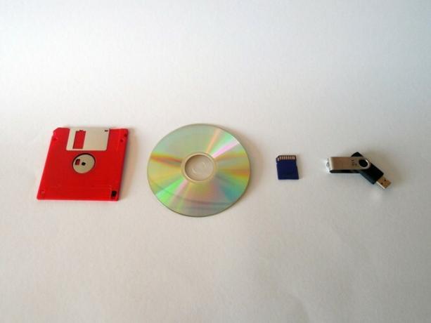 Stavite svoj Linux Distro na Live CD sa USB CD DVD diskete 667x500