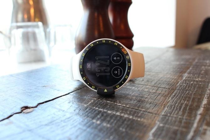 tichwatch pregled - na stolu