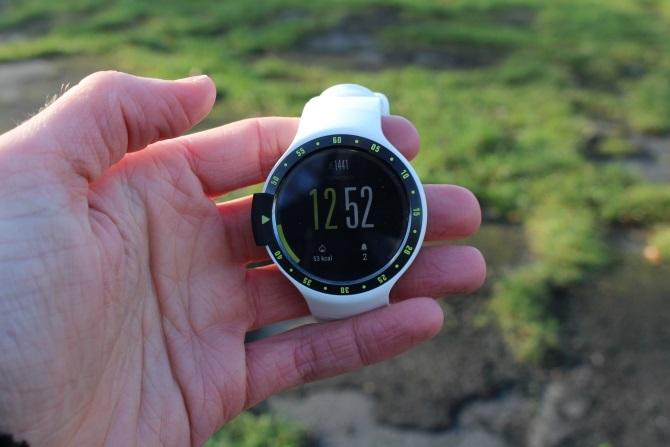 držeći ticwatch s