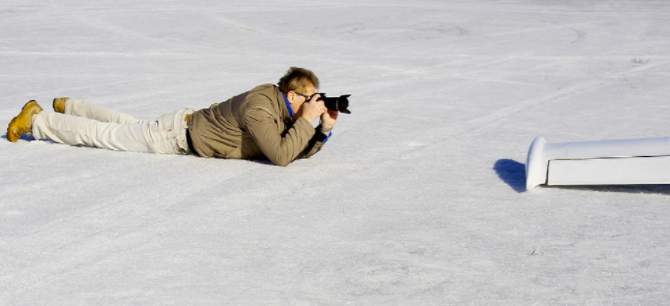 čovjek fotografira ležeći