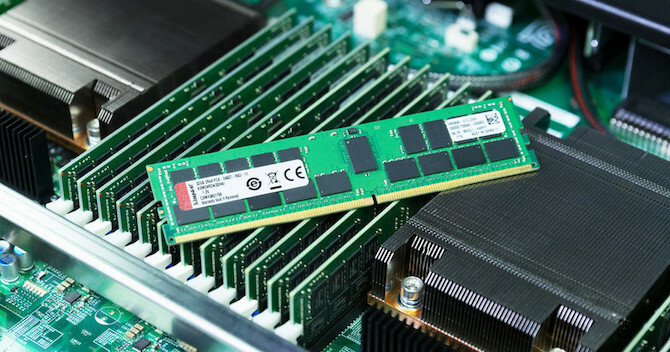 RAM stick sjedi na desetak priključenih u RAM štapove