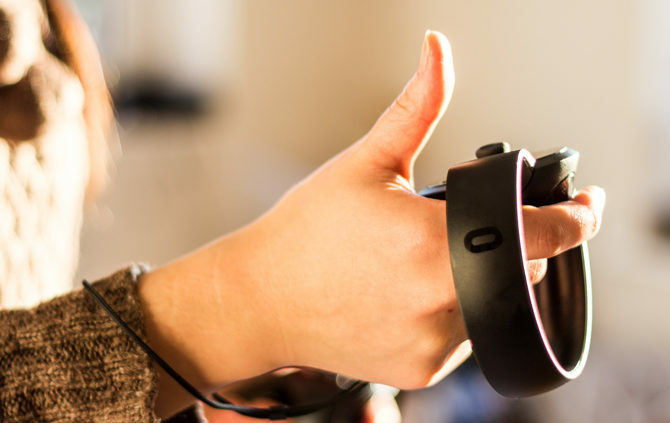 Oculus Touch VR kontroleri pregledavaju Oculus kontroleri palca gore 670x423