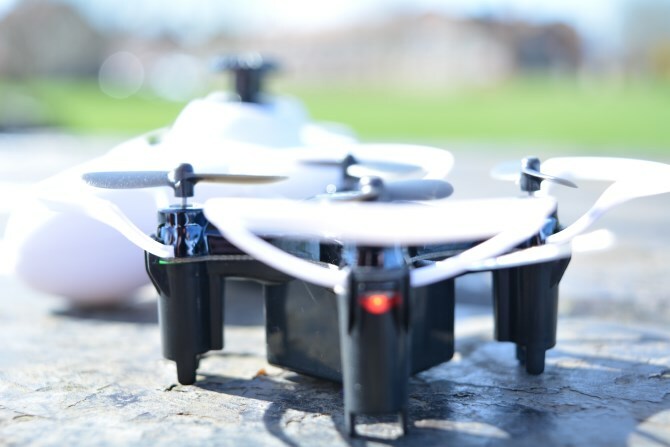 Aerix Vidius HD Budget FPV / VR Streaming Drone muo giveaway vidiushd drone table