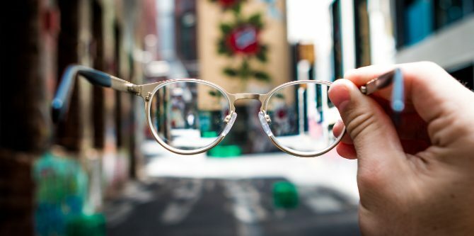 Ruka koja drži naočale na ulici