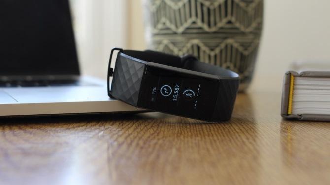 Fitbit Charge 3 kondicijski tracker na stolu