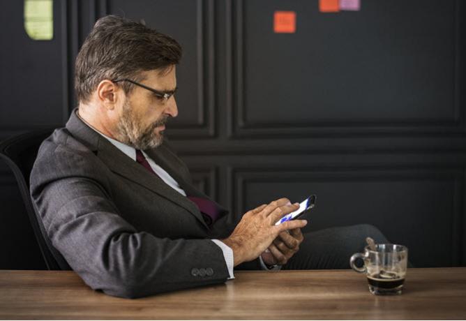 Profesionalni koristeći telefon