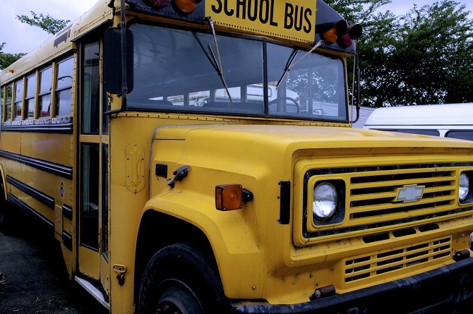 žuti školski autobus