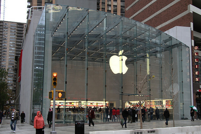 Defektni PS4 debitanti, Apple optužuje Samsung, Batkid osvaja Internet [Tech News Digest] prodavaonica jabuka