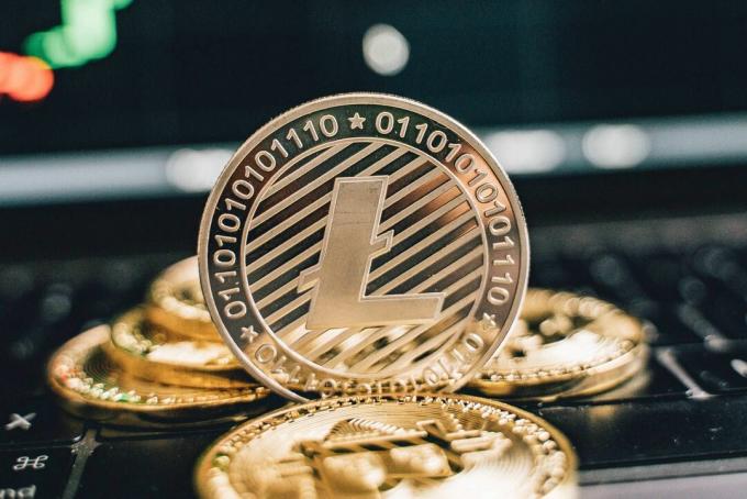 Litecoin na tipkovnici sa statistikom u pozadini