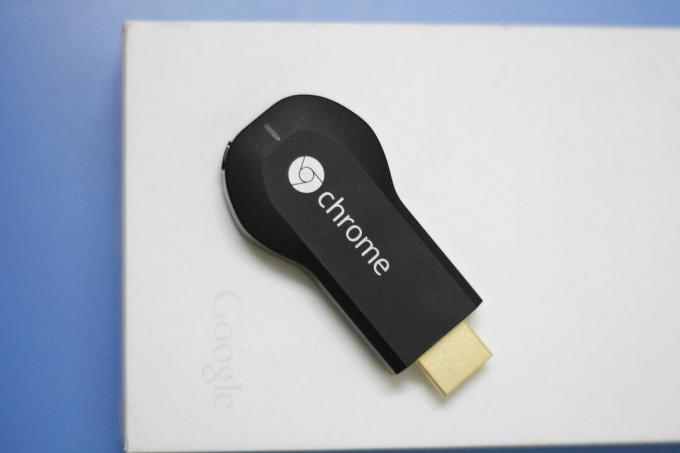 Google Chromecast ključ na stolu