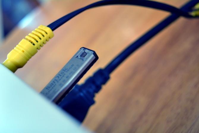Spojite AV kabele, USB, HDMI i SD kartice